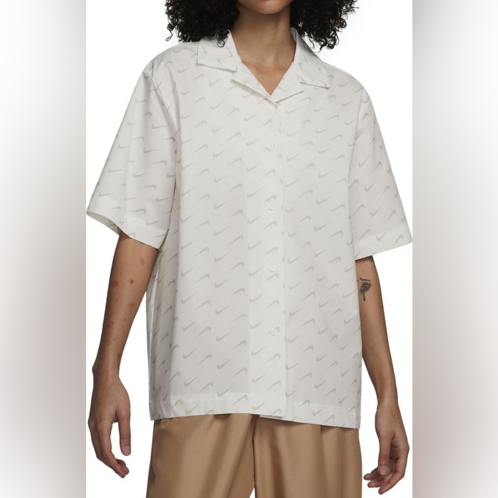 Nike Swoosh Button Up White Camp Shirt Women’s Boyfriend Fit Size Medium